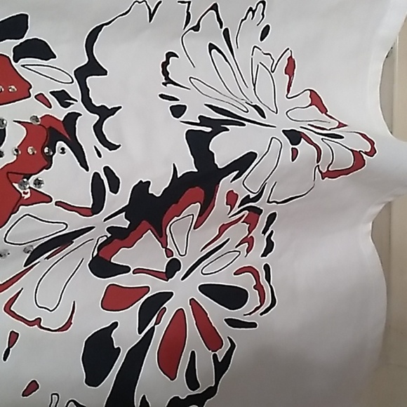 TANJAY Petite White  Short Sleeves  with Red and Black Designs Short Sleeves - Picture 3 of 5